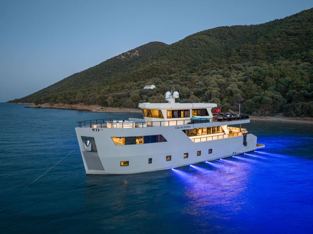Location exclusive d'un yacht à moteur privé à la journée pour une escapade maritime de luxe