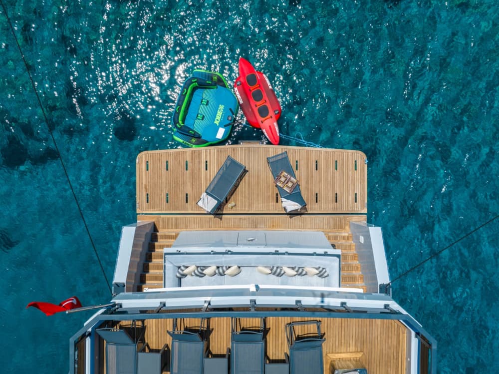 Location exclusive d'un yacht à moteur privé à la journée pour une escapade maritime de luxe 3