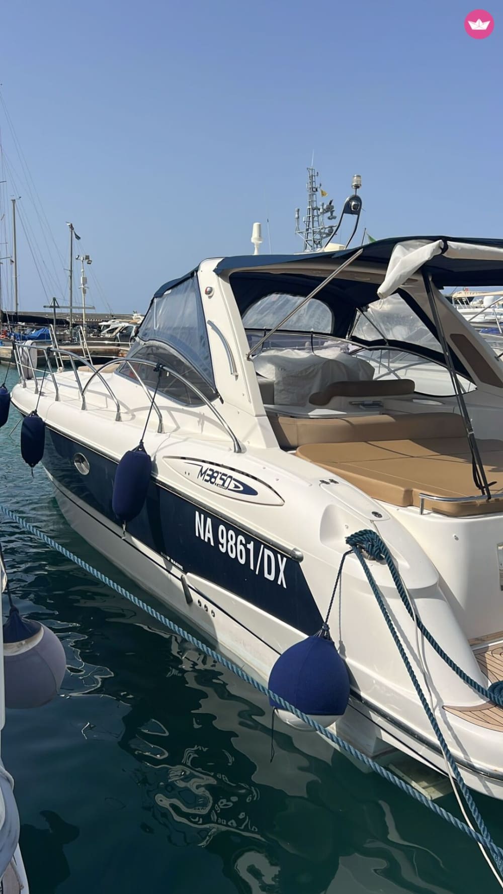 Découvrez Cefalù depuis la mer en savourant un apéritif à bord.