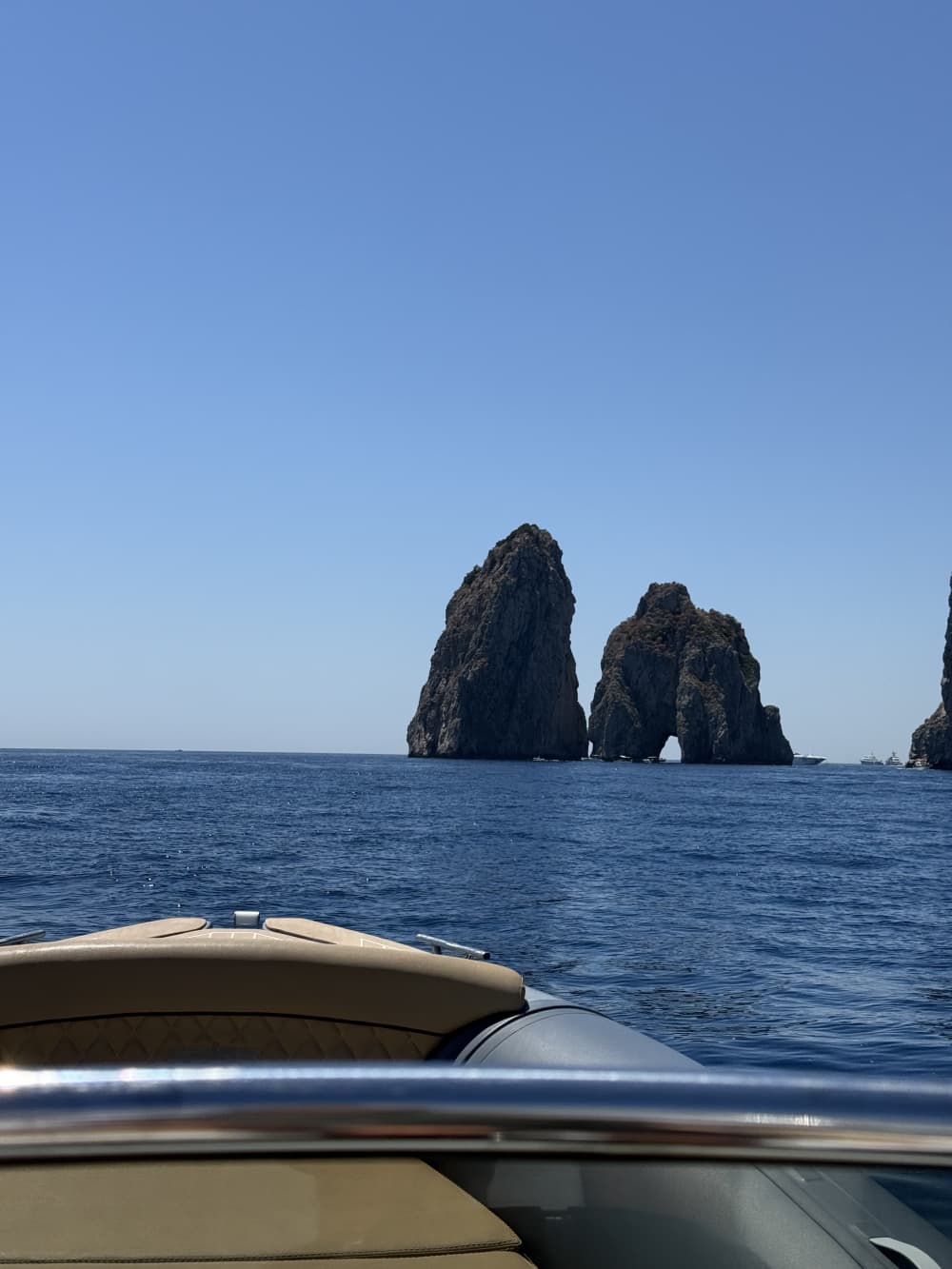 Capri: Départ de Naples pour une visite de l'île, suivie d'une dégustation de Prosecco aux Faraglioni - Expérience de luxe 3