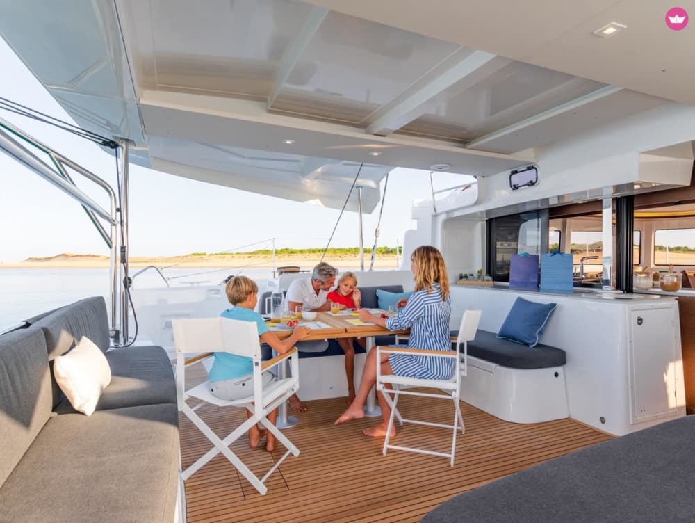 Coucher de soleil en catamaran – Expérience magique à Antibes 5
