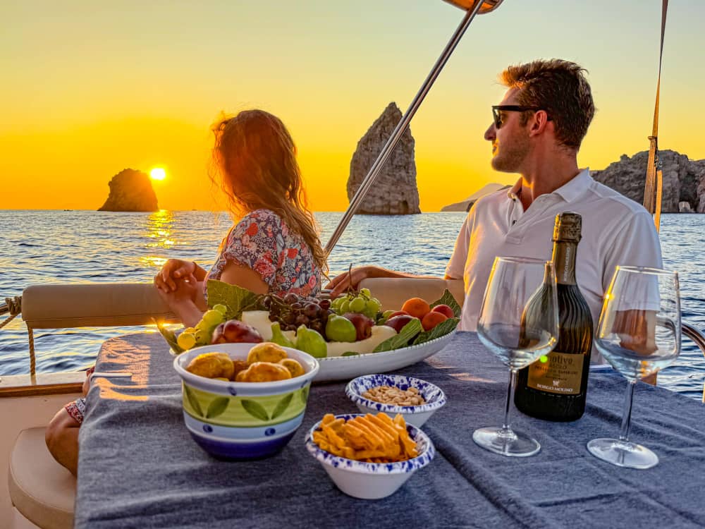 Apéritif au coucher du soleil parmi les Faraglioni de Lipari — Deux heures de pure magie éolienne 4