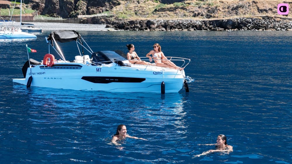 Excursion privée en bateau à Madère : falaises, baignade et découverte du littoral