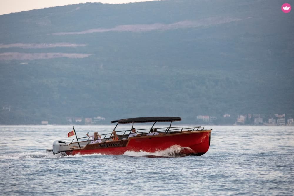 Excursion privée en bateau de 4 heures — Découvrez la baie de Kotor avec élégance 5