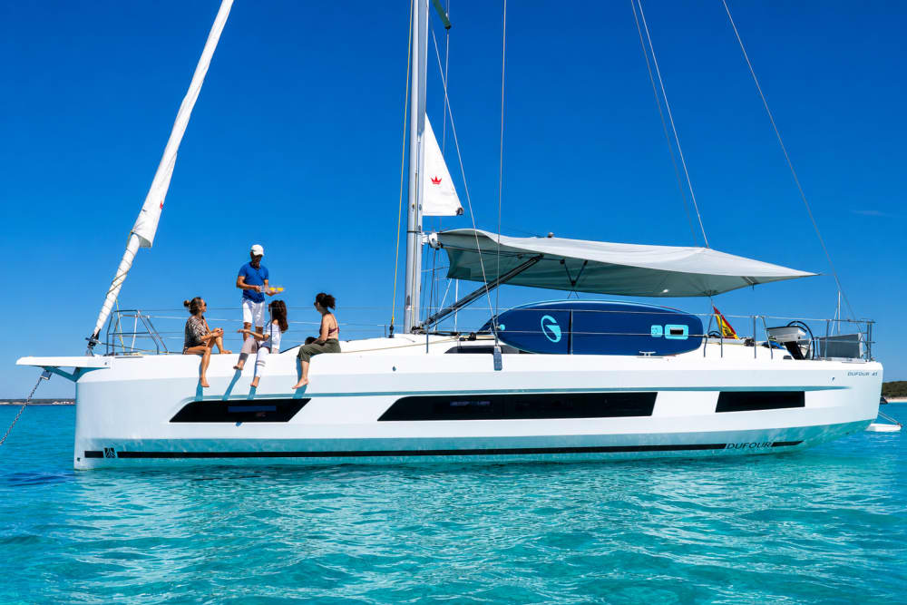 Premium experience on a brand new private yacht.  Sailing in Palma Bay with snacks and drinks, including Coca-Cola, Fanta Orange, Cava Brut, Cabernet Sauvignon white wine, paddle surfing, and snorkeling kit. Swimming at Illetas and a coastal stroll.