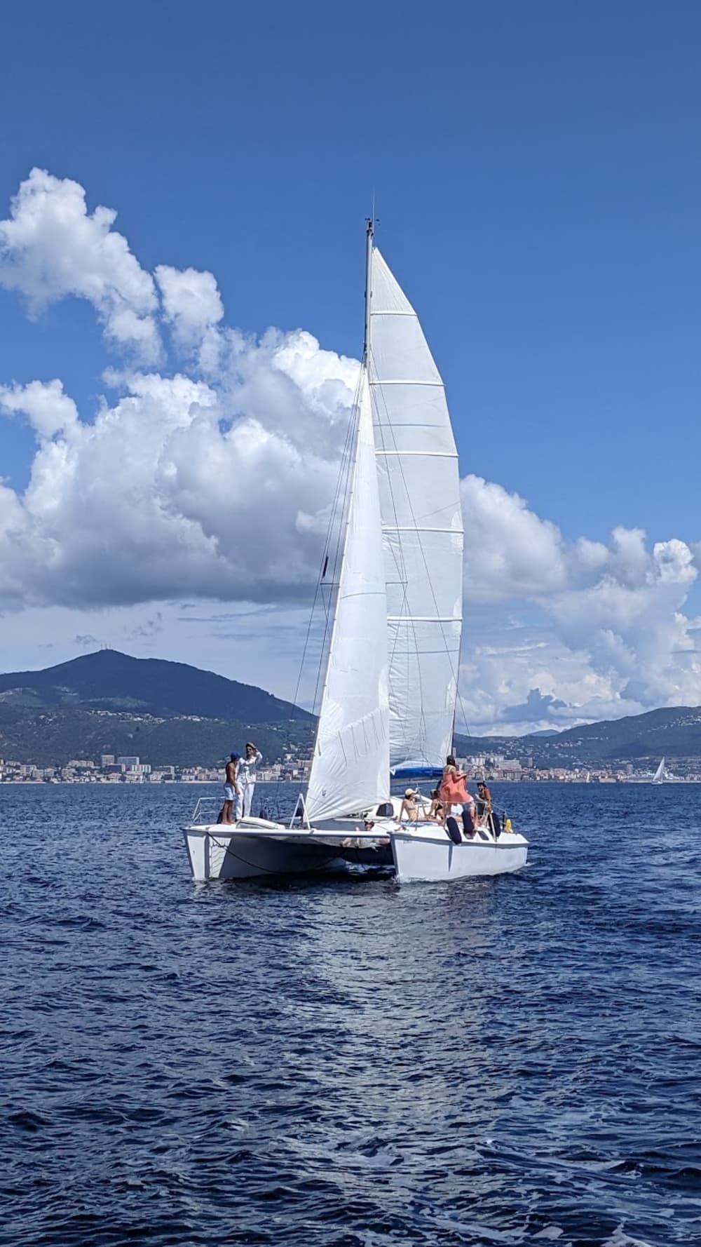 Admirer le coucher de soleil sur le catamaran Karma à Ajaccio 4