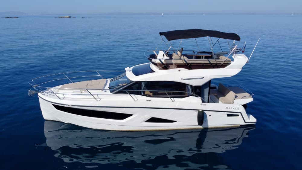 Évadez-vous avec style en une demi-journée — Monaco 110 Flybridge