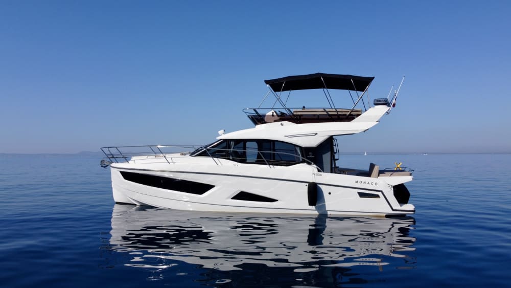 Évadez-vous avec style en une demi-journée — Monaco 110 Flybridge 2
