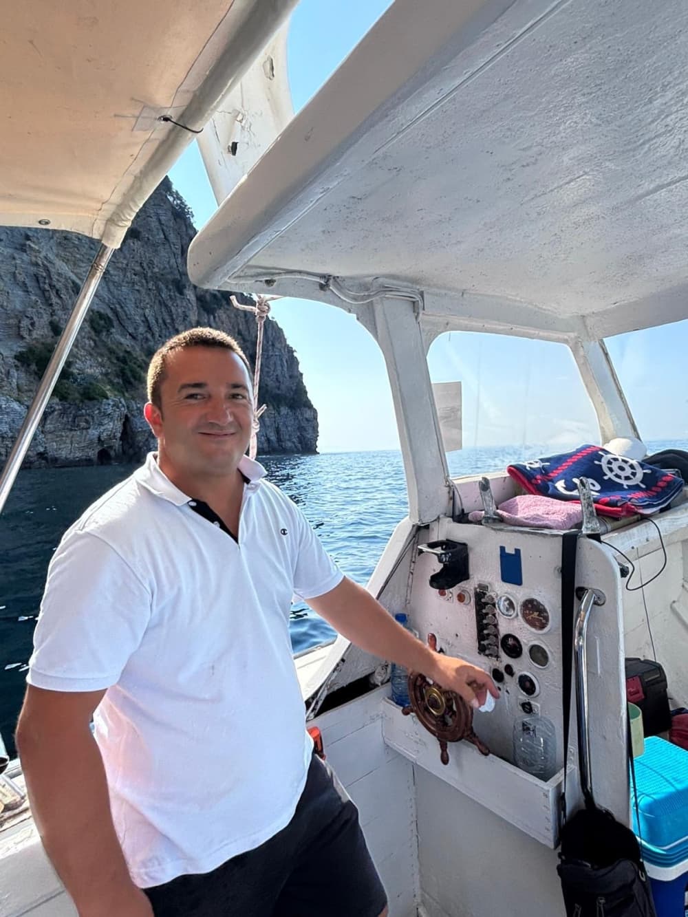 Excursion privée en bateau sur la Riviera de Budva : grottes, île et baignade 2