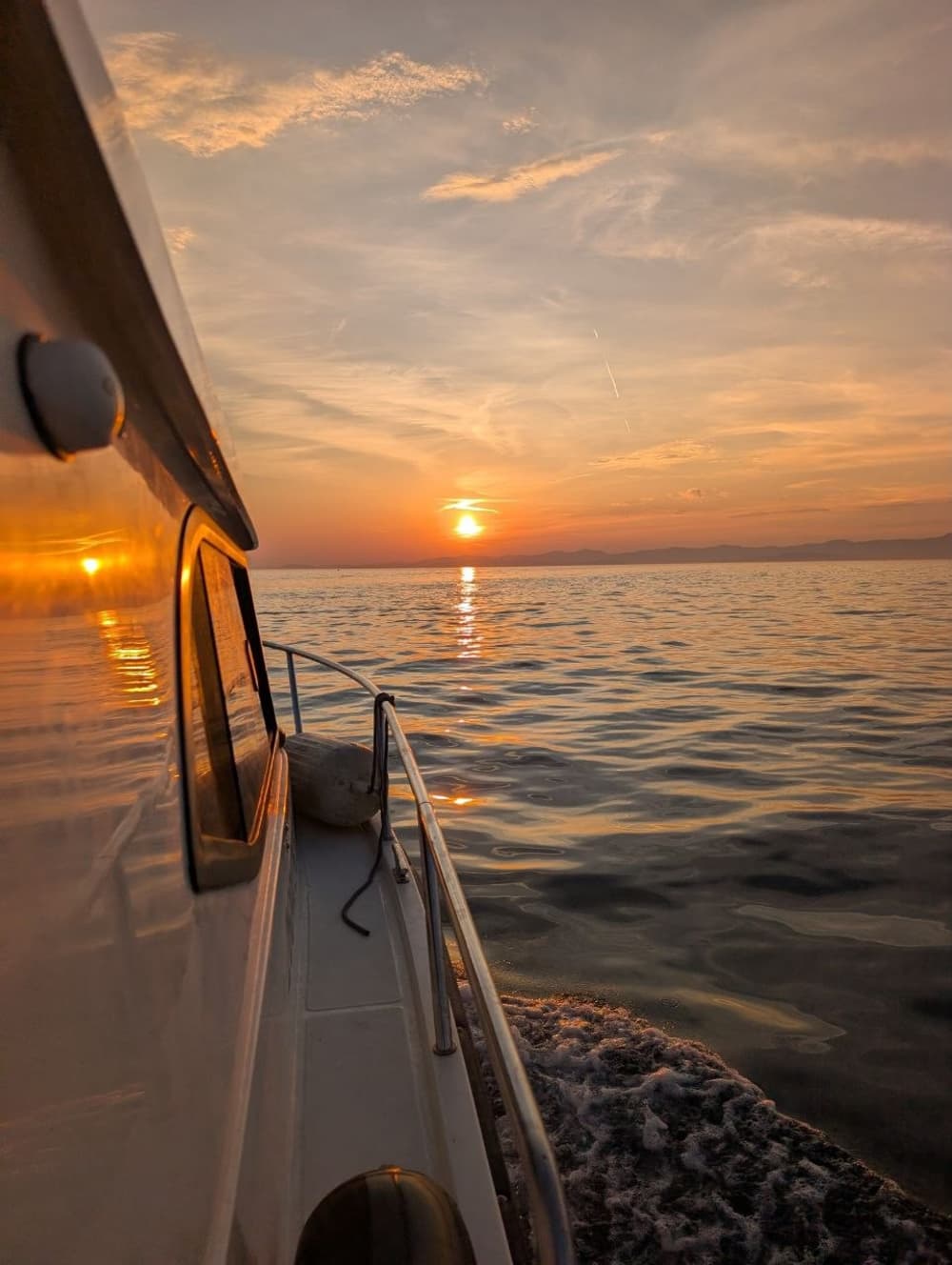 Croisière au coucher du soleil avec musique relaxante et vin