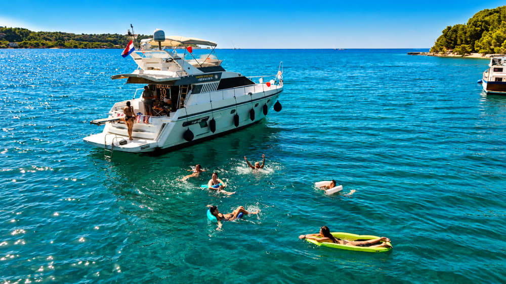 Croisière privée d'une demi-journée en yacht autour des îles de Pula et du parc national de Brijuni — Baignade, exploration, détente ( Expérience 100 % privée — Aucun autre passager à bord)