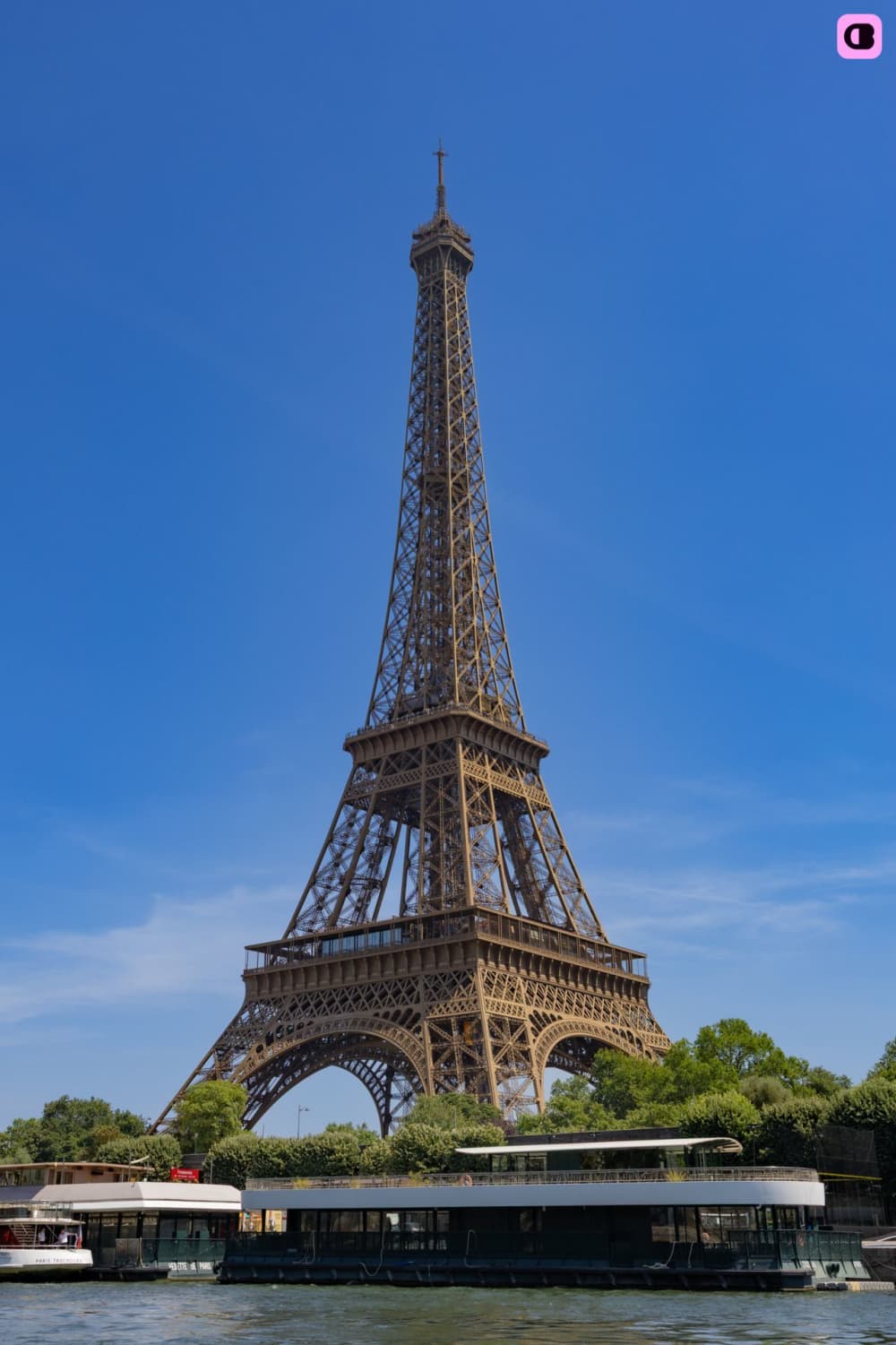 Croisière privée sur la Seine: découvrez les monuments emblématiques de Paris en bateau.