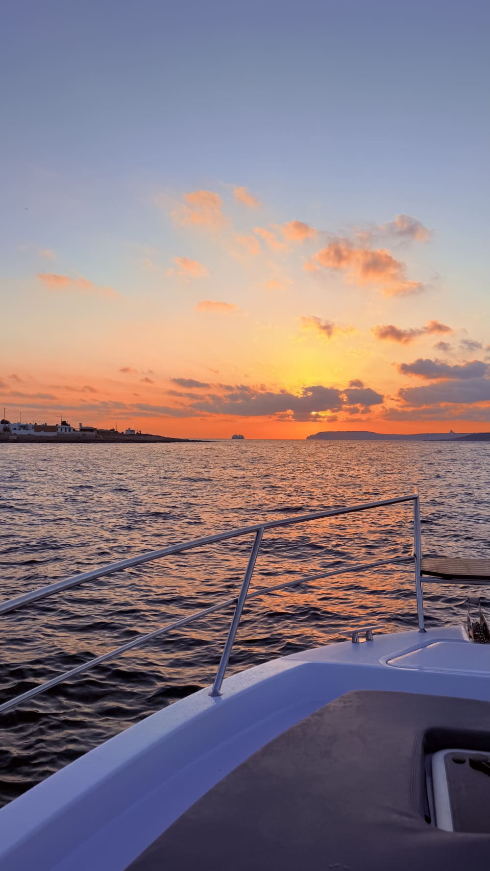 Croisière au coucher du soleil vers Comino: Apéritif sur l'eau au crépuscule