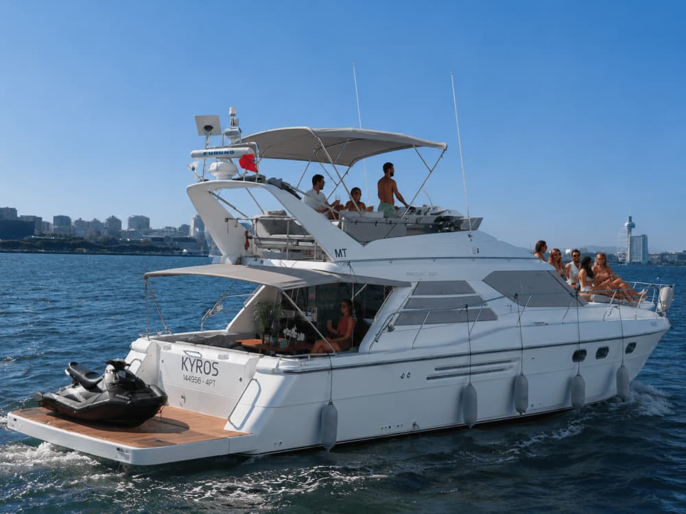 Croisière privée d'une demi-journée en yacht à Lisbonne, à bord d'un magnifique Princess 50 6