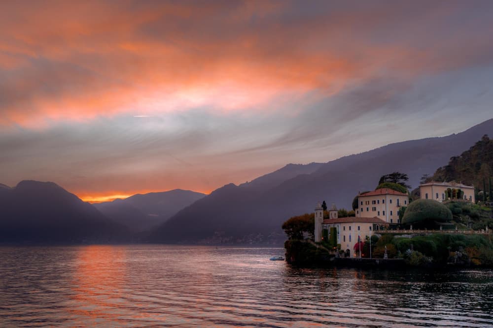 Apéritif au coucher du soleil sur le lac de Côme, à bord d'un authentique Tullio Abbate