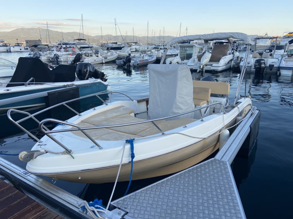 Explorez Ajaccio en bateau: une journée complète sur l'eau à bord d'un bateau à moteur