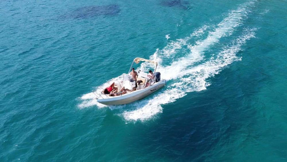 Détendez-vous sur un bateau à moteur à Ajaccio pendant 4h30.