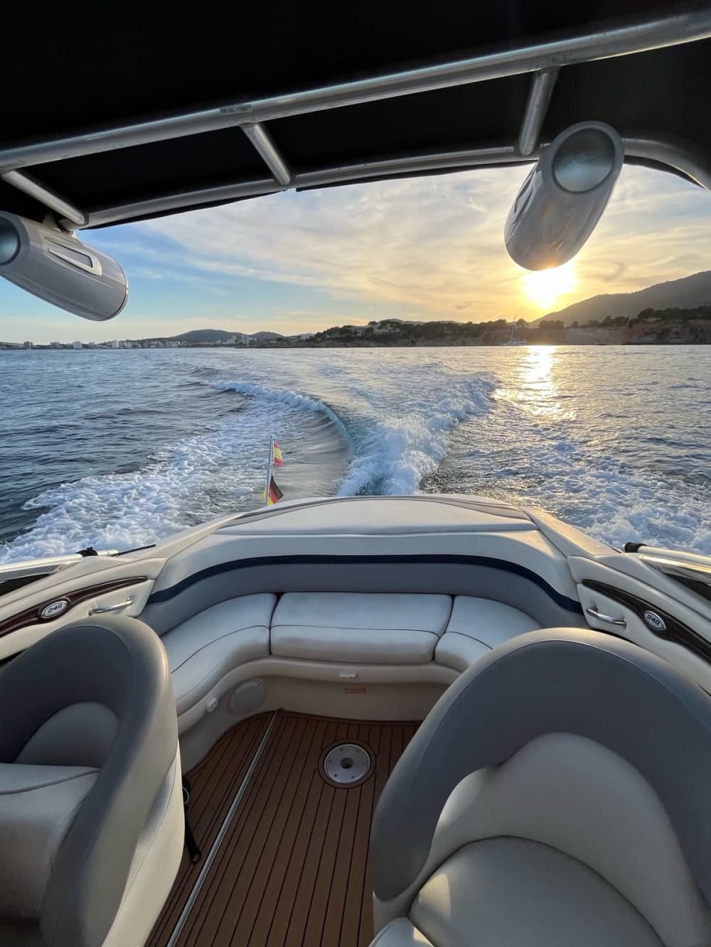 Admirez l'un des plus beaux couchers de soleil de l'île à bord de notre Sea Ray 240!