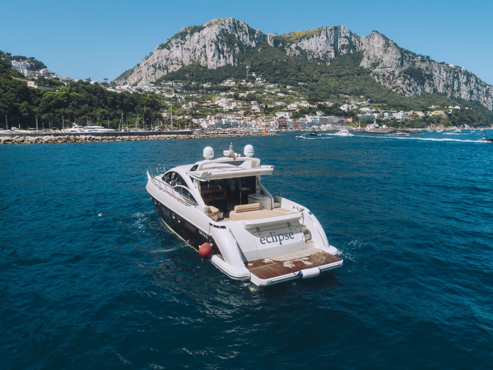Côte amalfitaine emblématique en yacht