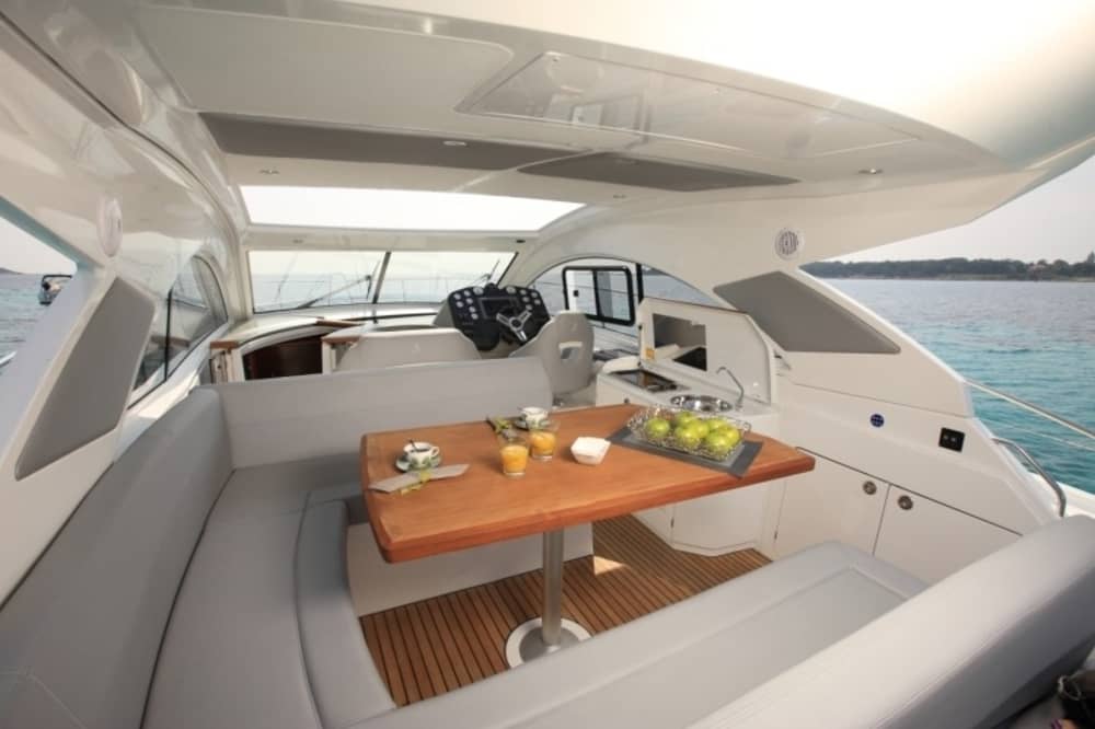 Détendez-vous sur un bateau à moteur à Coti-Chiavari pendant une demi journée ou une journée entière. 3