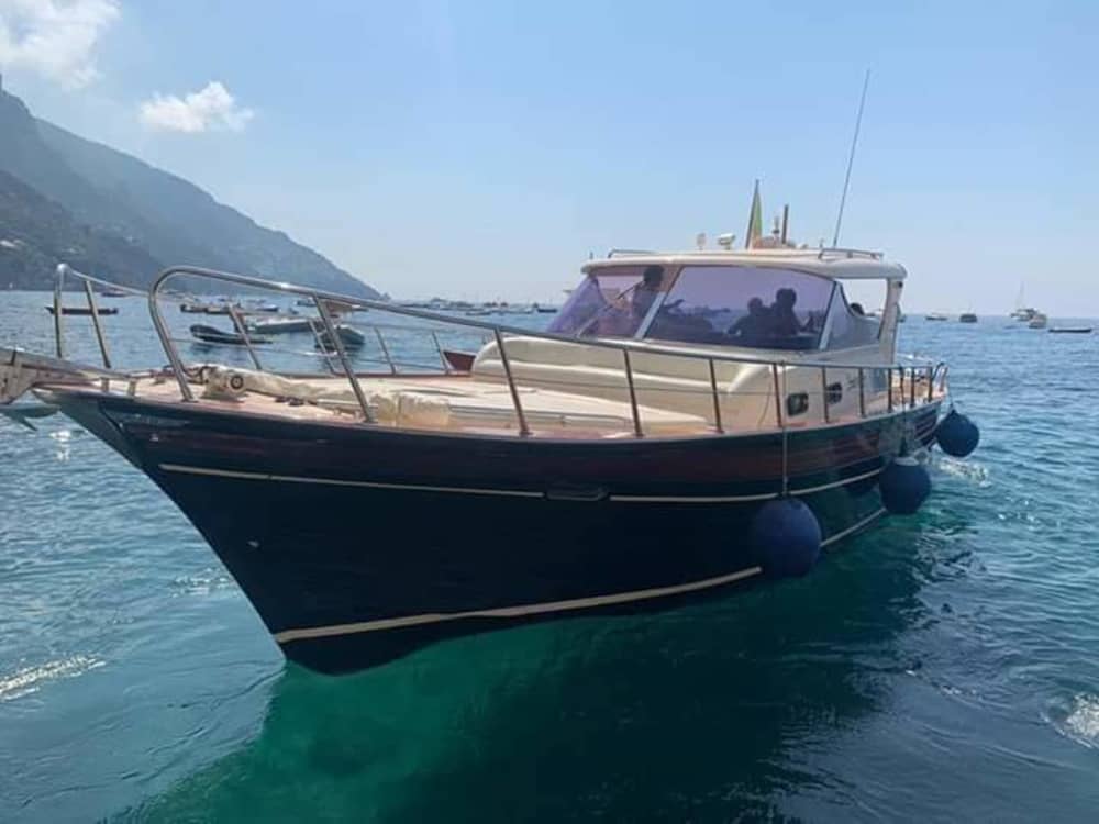 Découvrez les rivages de Positano: une excursion d'une journée complète à bord d'un bateau à moteur 3
