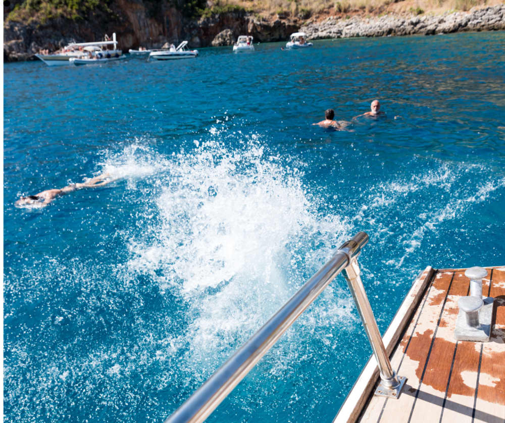 Passez une journée à bord d'un voilier de 16 mètres dans les quatre plus belles criques de la côte du Cilento. 4