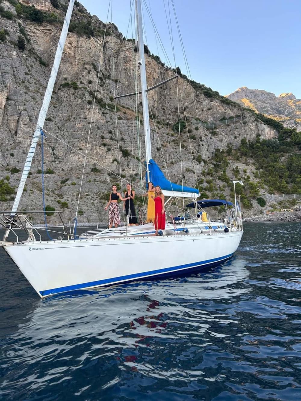 Passez une journée à bord d'un voilier de 16 mètres dans les quatre plus belles criques de la côte du Cilento.