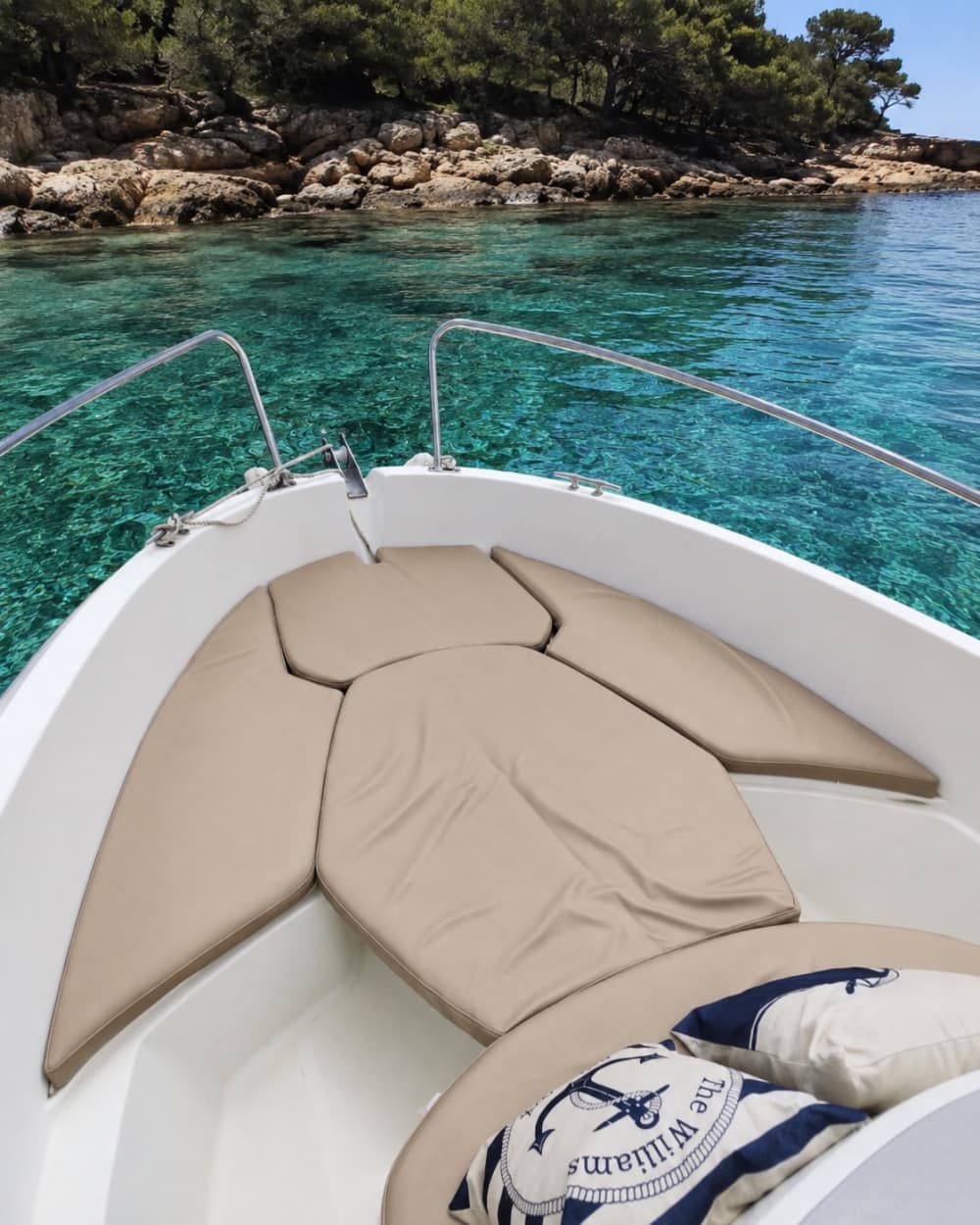 Profitez d'une excursion en bateau avec skipper pour explorer le golf de st tropez et ses alentours. 2