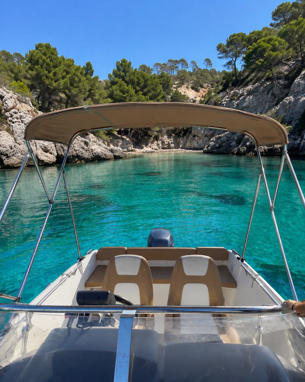 Profitez d'une excursion en bateau avec skipper pour explorer le golf de st tropez et ses alentours. 3