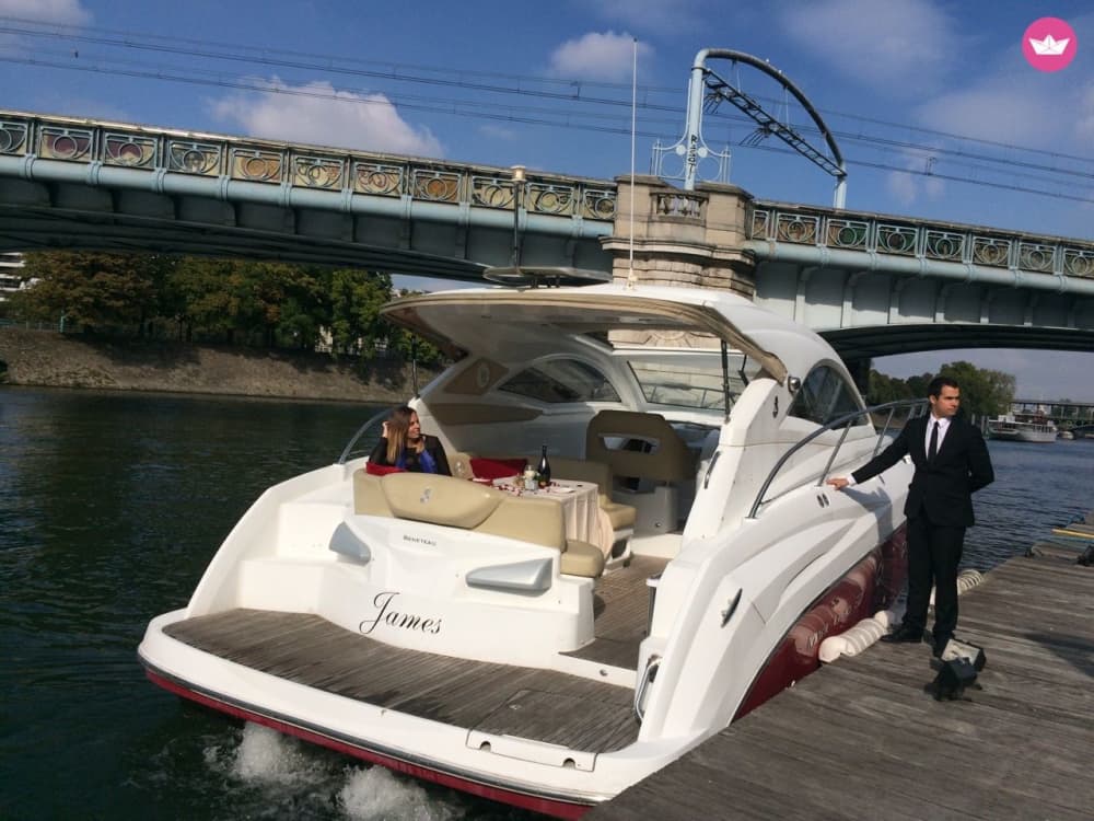 EVG/EVJF original à Paris: Surprenez les avec une croisière à bord du James! 3