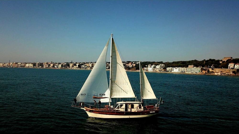 9 heures à bord de l' ANT A L I A, une goélette ancienne, pour découvrir Anzio et ses environs.