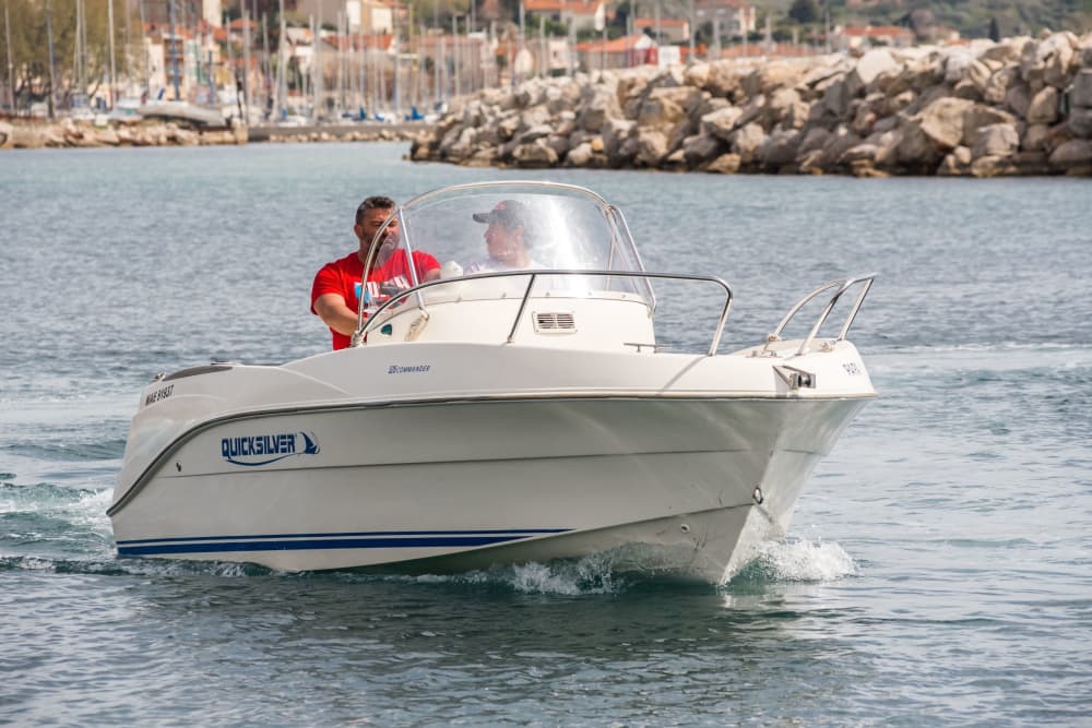 Profitez d'une excursion de 8h en bateau à moteur pour découvrir Marseille.