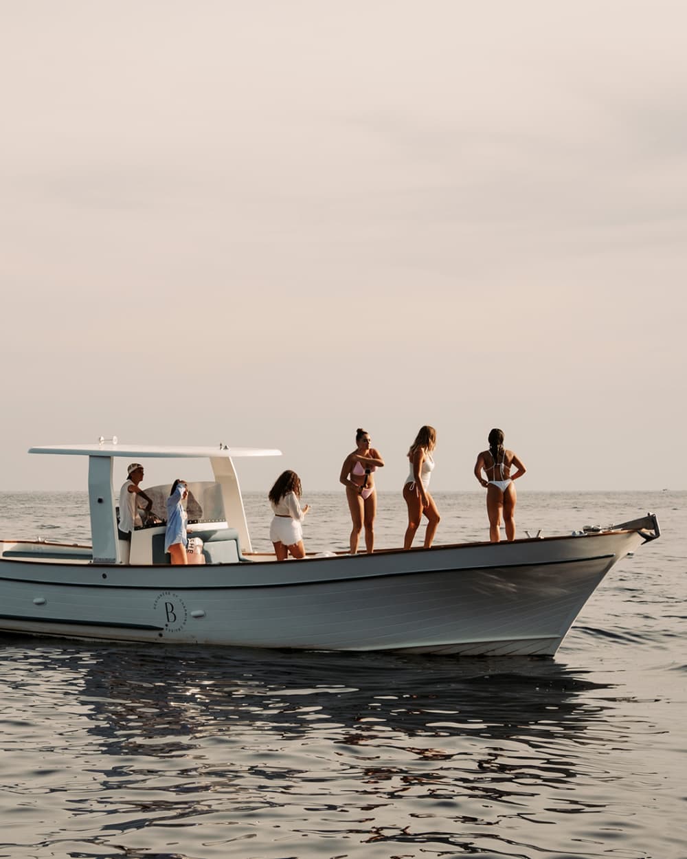 Ambiance romantique au coucher du soleil sur la côte amalfitaine lors d'une excursion en bateau privé 4
