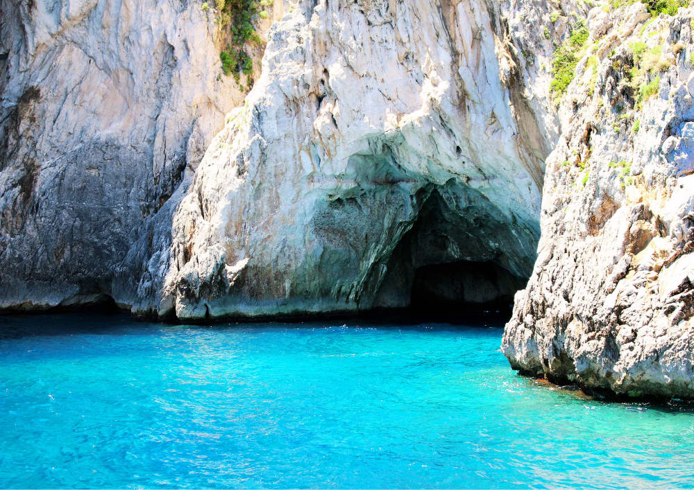 Capri: Excursion privée en bateau de 7 h avec boissons et temps libre sur l'île 4