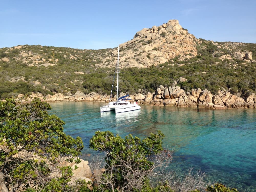 Découvrez Porto-Vecchio en catamaran pour une journée complète. 3