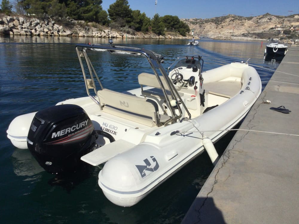 Location de bateau à moteur à la journée à Marseille 6
