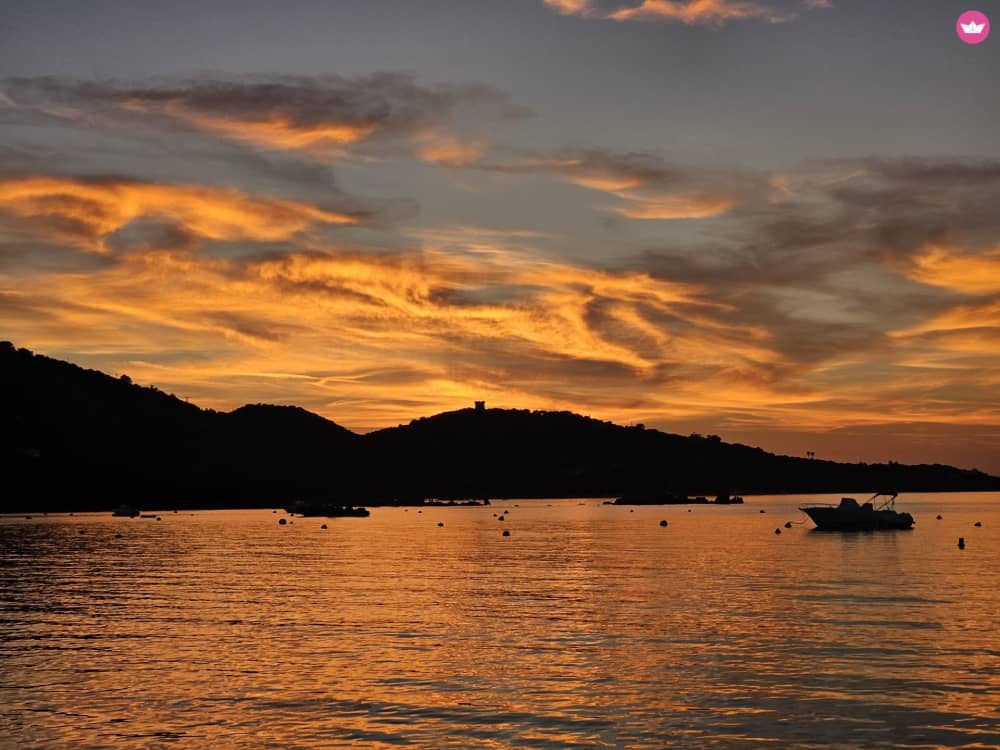 Couché de soleil en Catamaran et son apéritif local Corse