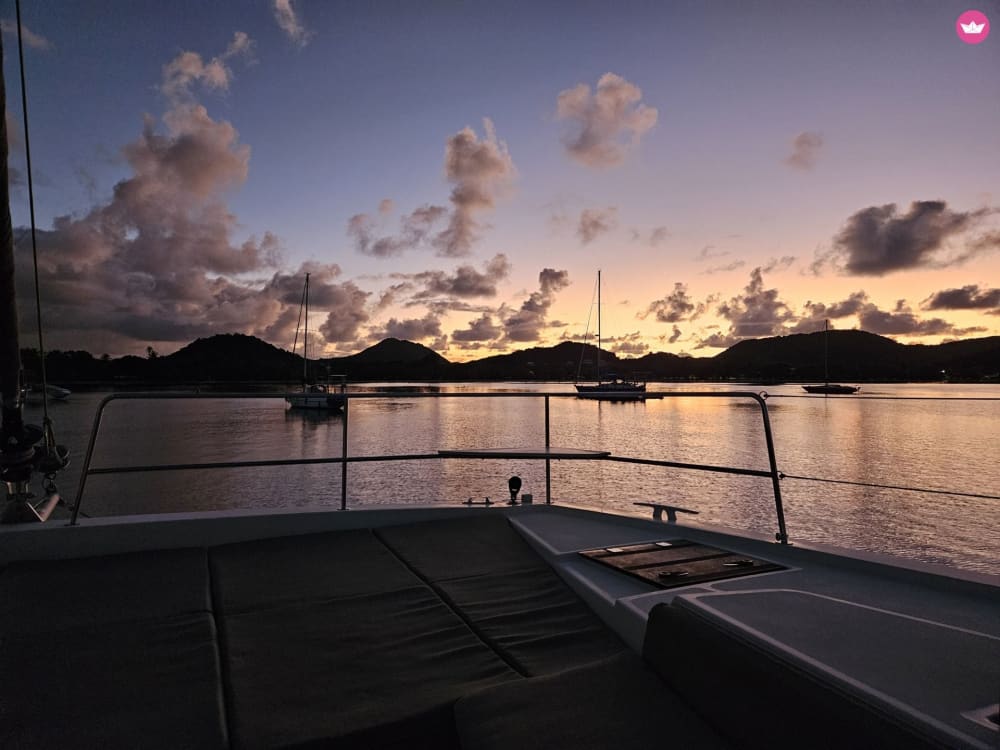 Couché de soleil en Catamaran et son apéritif local Corse 3