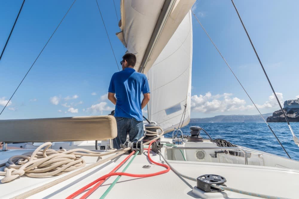 Cap sur le bonheur: une journée complète de navigation authentique à Santorin en catamaran 5