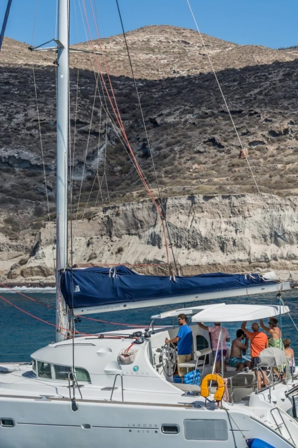 Cap sur le bonheur: une journée complète de navigation authentique à Santorin en catamaran 6