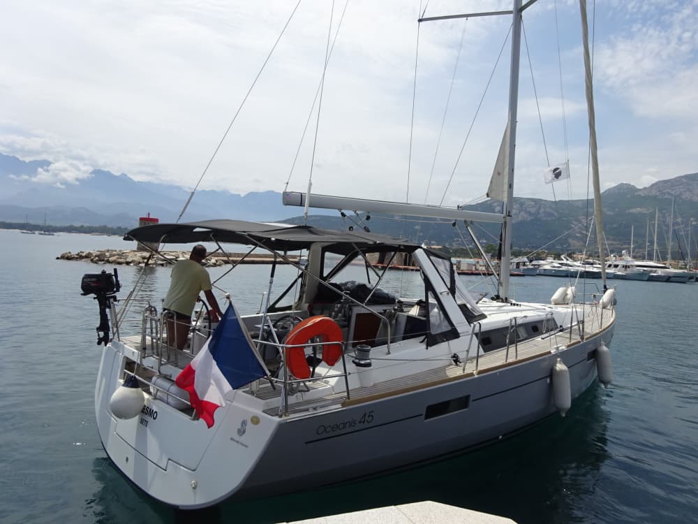 L'esprit de la mer: 14m de 2015 Vivez la magie de Cavalaire-sur-Mer toute la journée à bord de ce Beneteau Oceanis 45 Elegance