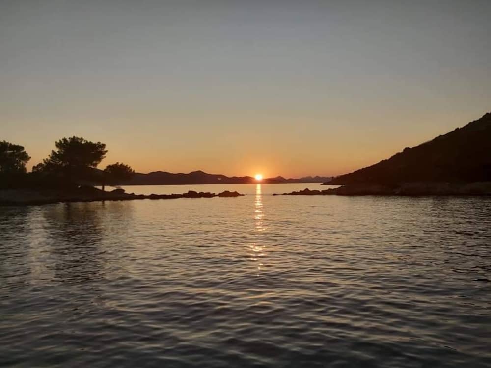 Excursion au coucher du soleil en petit yacht 6