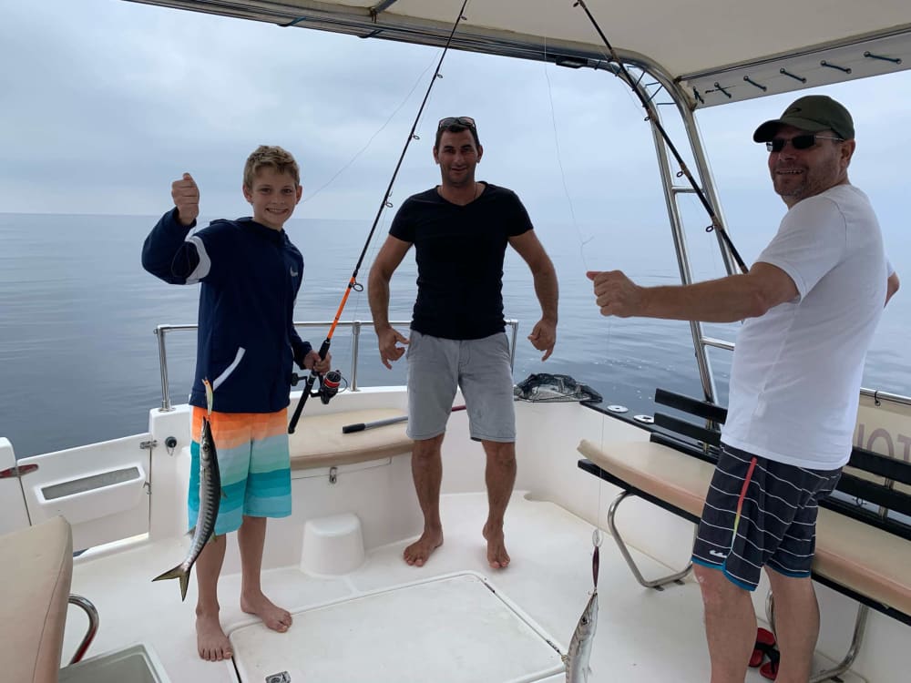 Excursion en bateau à moteur d'une demi-journée à Santorin 3