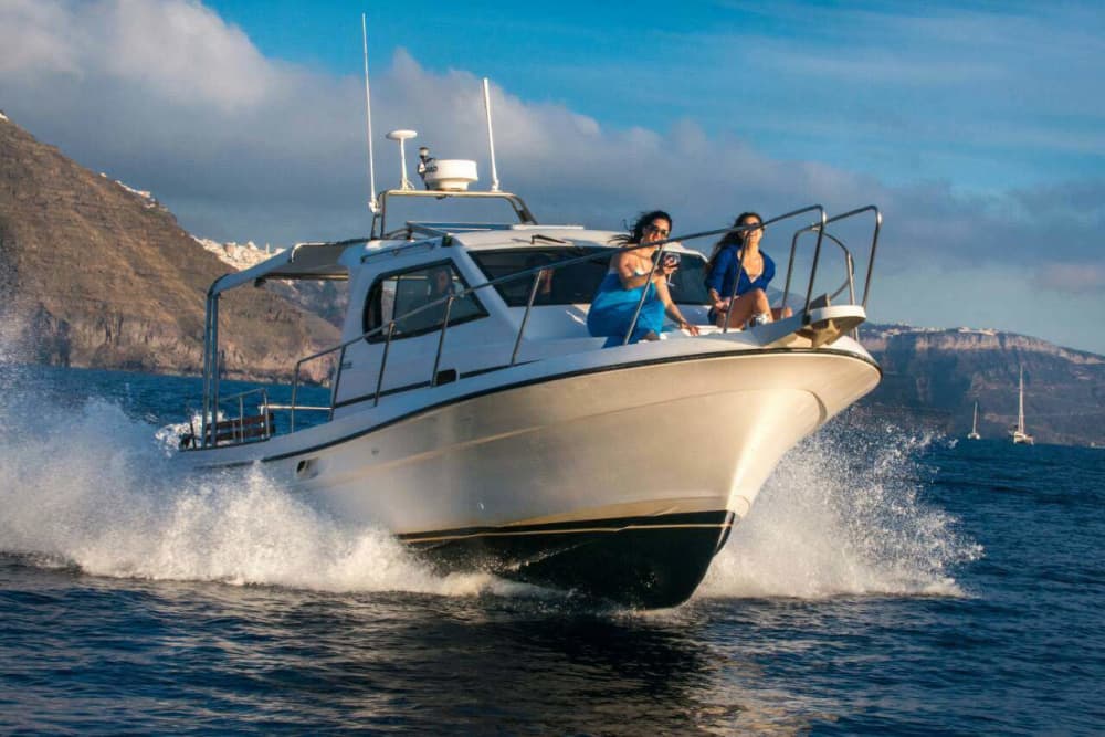 Excursion en bateau à moteur d'une demi-journée à Santorin 2