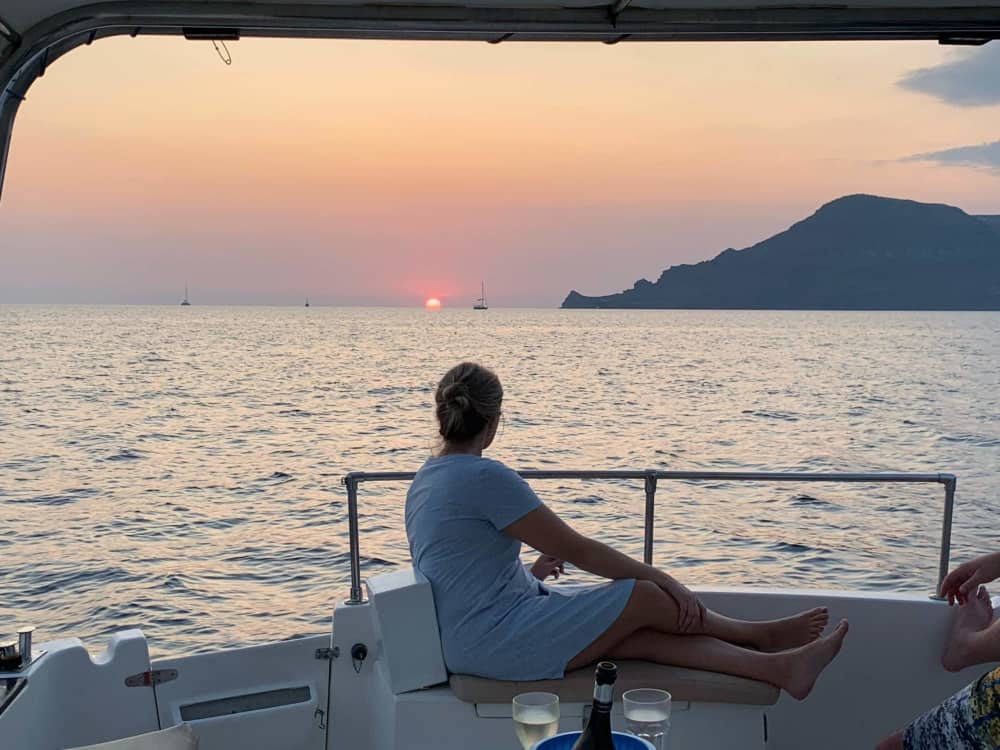 Excursion en bateau à moteur d'une demi-journée à Santorin 5