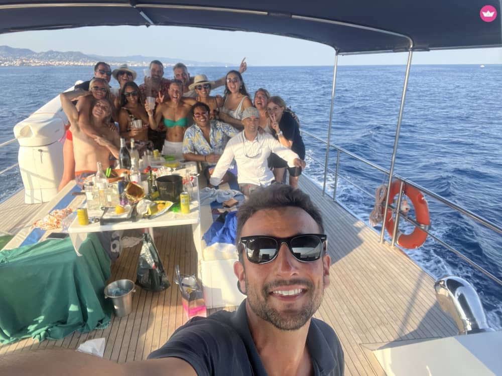 Croisière de 4 heures en Méditerranée avec cocktail de bienvenue et amuse-bouche, baignade et vues sur la côte.