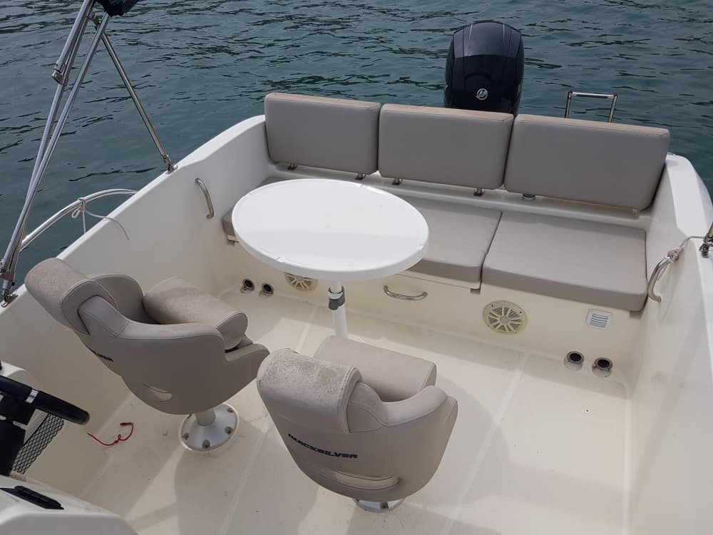 Une journée à Argelès-sur-Mer sur un bateau à moteur tout confort et très bien équipé en petit comité, en famille, ou entre amis, loin de la foule dans des criques et endroits privilégié accessible uniquement en bateau. 4
