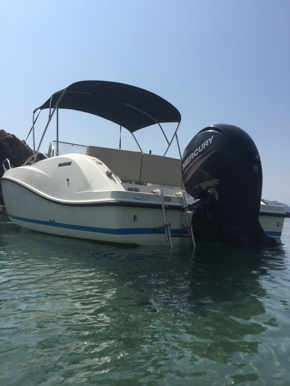 Une journée à Argelès-sur-Mer sur un bateau à moteur tout confort et très bien équipé en petit comité, en famille, ou entre amis, loin de la foule dans des criques et endroits privilégié accessible uniquement en bateau. 3