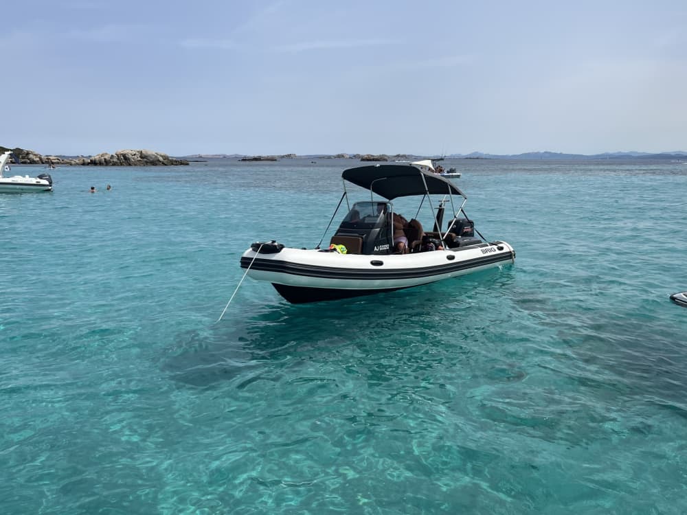 Votre journée à Porto-Vecchio : louez un bateau à moteur pour une journée complète de découverte.