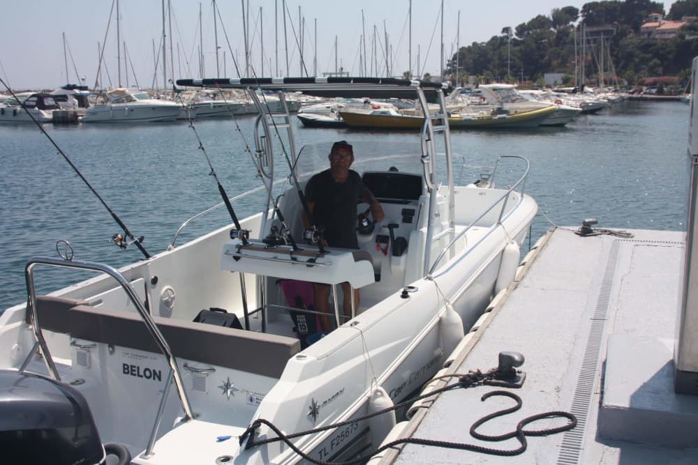 Louez un bateau à moteur pour 4 heures de plaisir